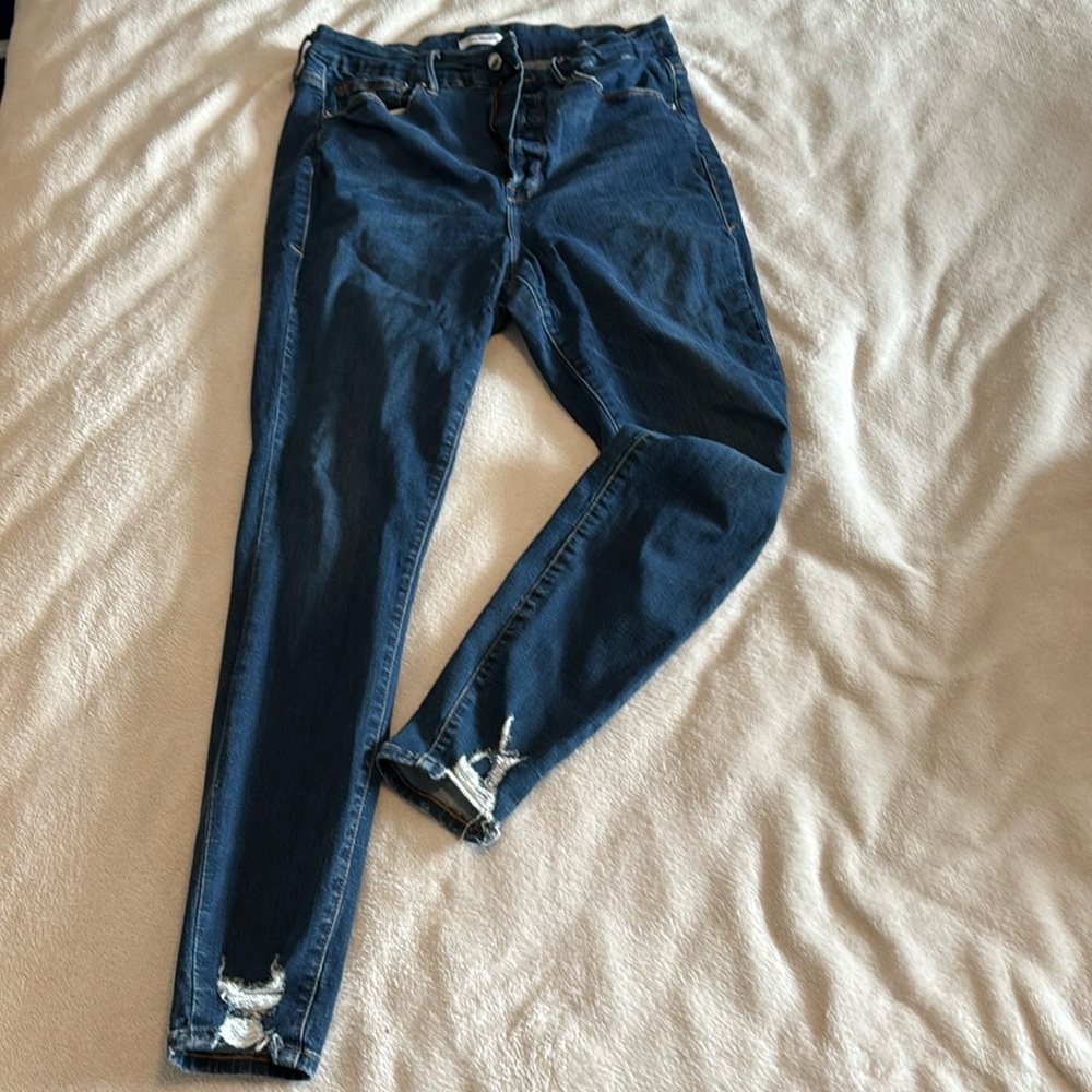 Good Amicab distressed jeans on the ankle and pocket
